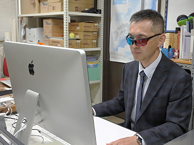 赤青メガネをかけて地形を3Dで読み解いている筆者 赤青メガネをかけて地形を3Dで読み解いている筆者