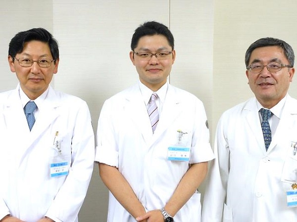 服部診療科長、山口助教、平川病院長（左から）
