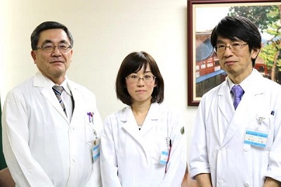 左から、平川病院長、藤野助教、茶山診療科長