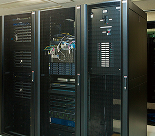 大学のネットワークや情報システムを支えるサーバールーム