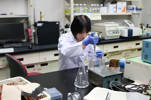 徳永さんが研究を行う様子