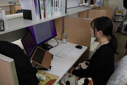 研究室で研究に取り組まれている様子