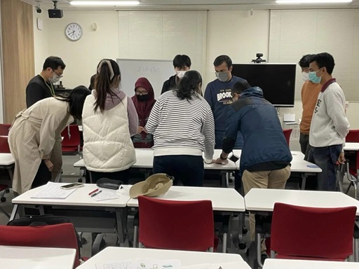 カルタでひらがなを学んでいる様子