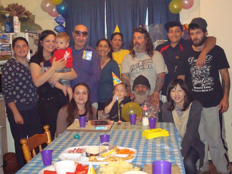 アボリジニの家族と栗田先生 写真