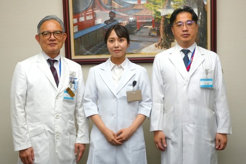 左から安達病院長、福田医師、岡診療科長