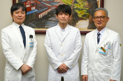 左から大野診療科長、川住医師、安達病院長