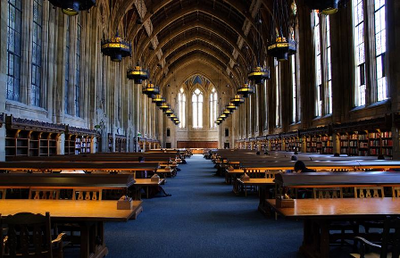 写真：奥行きのある図書館