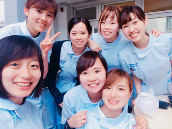 看護専攻の友達と。学年の男女比は、約15:1で女子が多い 看護専攻の友達と。学年の男女比は、約15:1で女子が多い