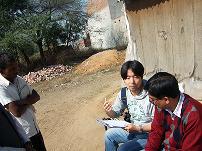 インドの農村でフィールドワークを行う筆者