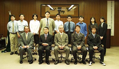 金賢中領事（前列左から２番目）、金明浩院長（前列左）、日韓共同理工系学部留学生、その他関係者