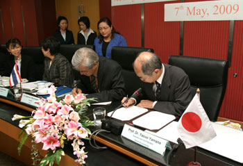 署名する山根理事・副学長(右)とSakarindr Bhumiratana長官