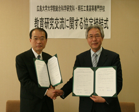 証明を済ませ握手する京兼校長(右)と樫原研究科長