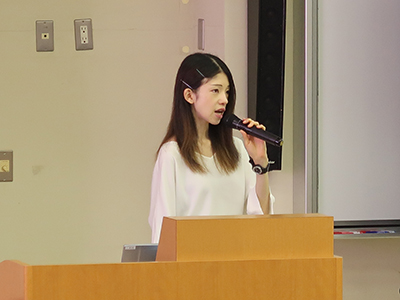 学生生活やコース・分野の紹介をする河内澄恵さん 学生生活やコース・分野の紹介をする河内澄恵さん