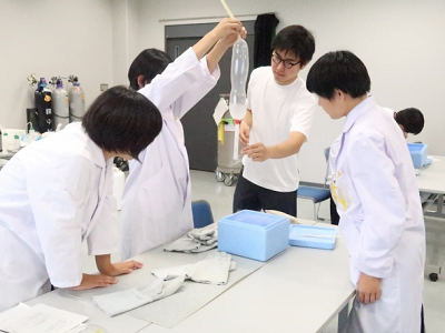 液体窒素を使った実験。緊張! 液体窒素を使った実験。緊張!