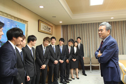 報告後、学長と談笑する選手たち 報告後、学長と談笑する選手たち