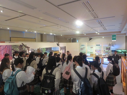 館内を見学する山陽女学園高等部の皆さん