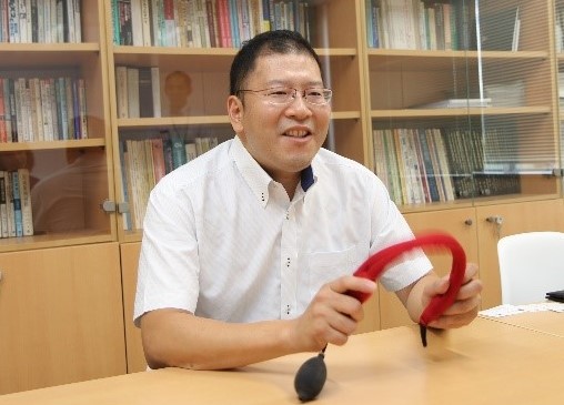 「軽くて電源不要なので、スポーツには最適」と栗田教授 「軽くて電源不要なので、スポーツには最適」と栗田教授