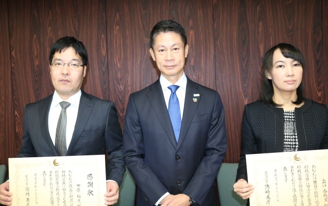 田原医師、湯﨑知事、出口医師(左から) 田原医師、湯﨑知事、出口医師(左から)