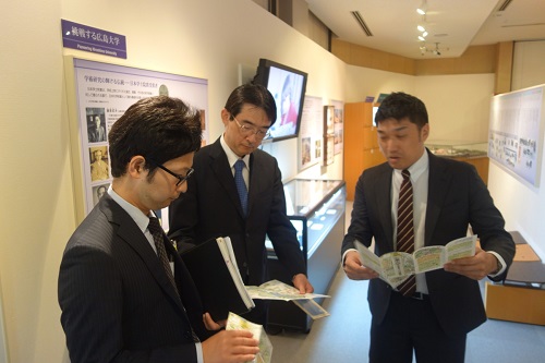 総合博物館を視察する西井課長(中央)
