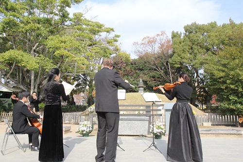 供養塔前での演奏