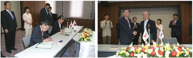 左:協定書にサインするKoh Choong Suk総長(奥)と牟田泰三広島大学長(手前) 右:協定書を交換し握手するKoh総長と牟田学長