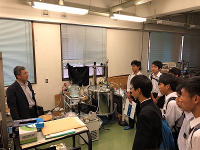 岩坂教授による生体磁気の実験を見学 岩坂教授による生体磁気の実験を見学