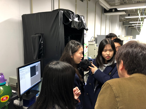 舟橋研究室の実験室見学の様子 舟橋研究室の実験室見学の様子