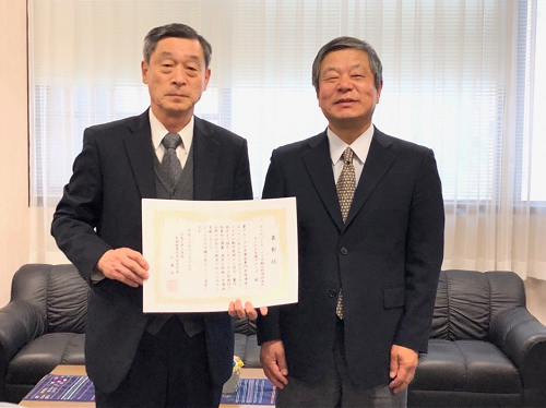 グループ代表 横山新教授と研究科長 加藤純一教授 グループ代表 横山新教授と研究科長 加藤純一教授