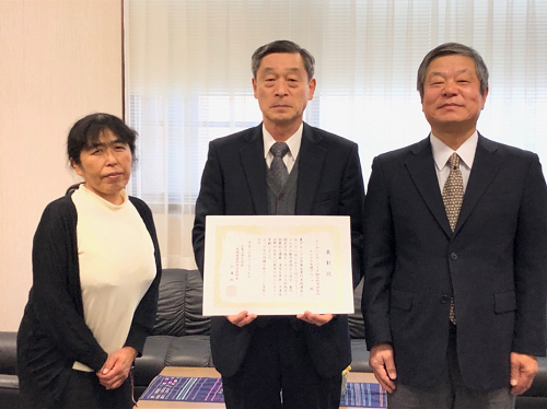 半導体専門実践講座の事務を担当し、授賞グループを長く支えてきた 遠部光子室員と横山教授、加藤研究科長 半導体専門実践講座の事務を担当し、授賞グループを長く支えてきた 遠部光子室員と横山教授、加藤研究科長