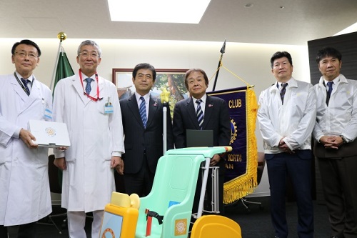 三保会長(左から3人目)木内病院長(左から2人目) 三保会長(左から3人目)木内病院長(左から2人目)