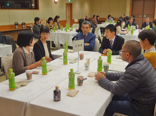 学長も参加した情報交換会の様子