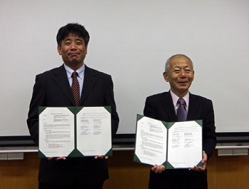国際交流協定書を手にする大場真人教授(左)と植松一眞生物圏科学研究科長(右)
