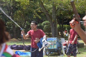 水かけ祭りでの岡野さん