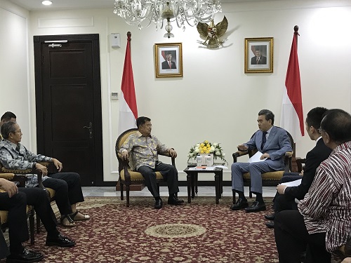 Vice President Kalla and HU President Ochi having a meeting