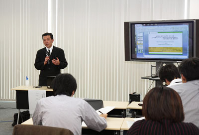 9月17日。二川教授の記者会見の様子。