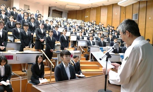 新入職員の代表者へ辞令交付 新入職員の代表者へ辞令交付