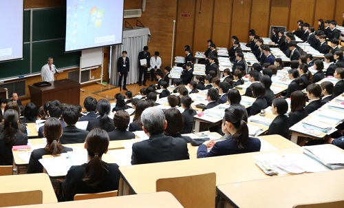 新入職員を激励する木内病院長 新入職員を激励する木内病院長
