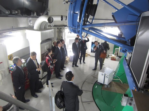 Participants observing the KANATA Telescope