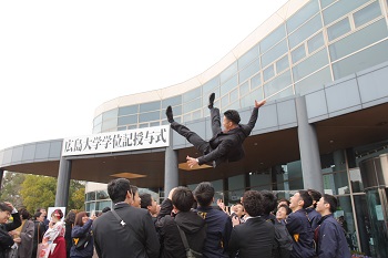 仪式结束后，到处都是抛举庆祝的毕业生