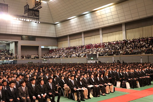 会场里坐满了新生和家长