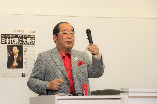 特別講義 世界に羽ばたく 教養の力 が始まり 大創産業会長 矢野博丈氏が講演しました 広島大学