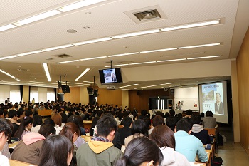 特別講義 世界に羽ばたく 教養の力 が始まり 大創産業会長 矢野博丈氏が講演しました 広島大学