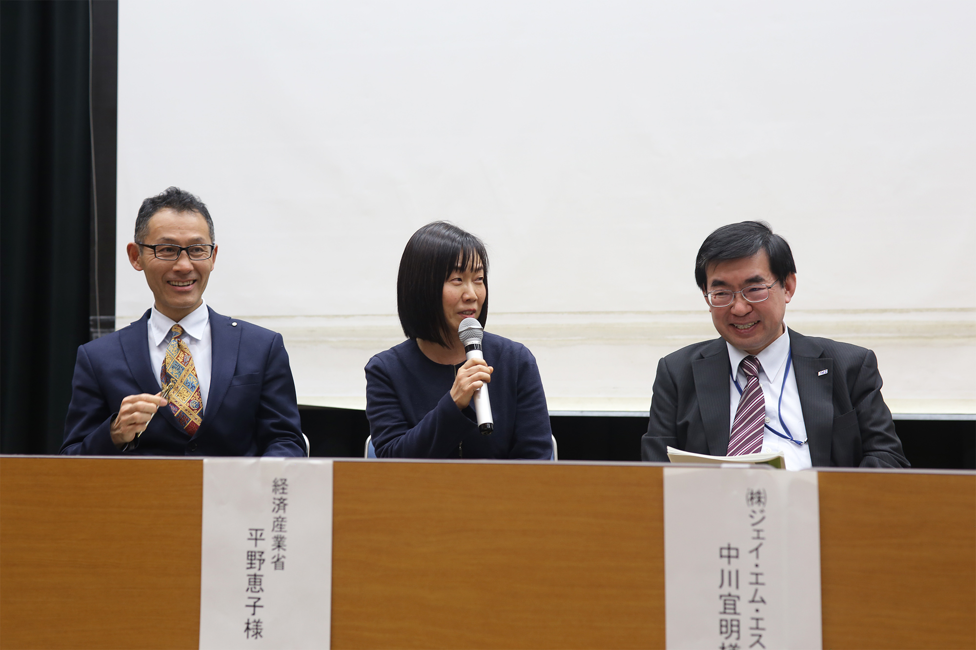 右から,㈱ジェイ・エム・エス 中川様,経済産業省 平野様,広島県 田中局長 ㈱ジェイ・エム・エス 中川様,経済産業省 平野様,広島県 田中局長