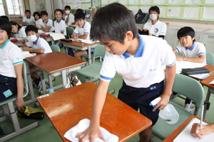 消毒薬で机上を拭く附属東雲小学校の生徒たち２