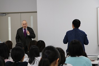 学生の質問に答えるモーリー氏 学生の質問に答えるモーリー氏