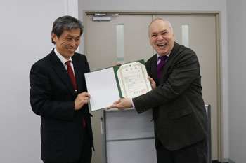 「特別招へい教授」の称号授与(右がモーリー氏、左が宮谷理事・副学長) 「特別招へい教授」の称号授与(右がモーリー氏、左が宮谷理事・副学長)