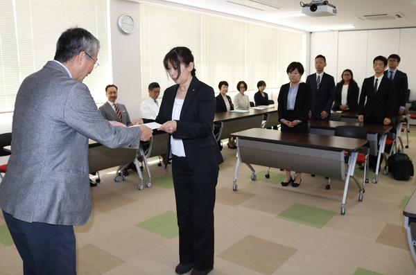 木内病院長(左端)から受講証を受け取る受講者 木内病院長(左端)から受講証を受け取る受講者