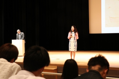 学生の質問に答える中丸氏