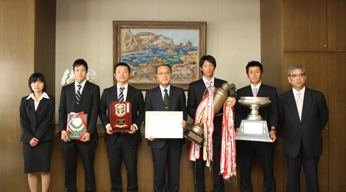 広島体育会硬式野球部が広島六大学秋季リーグ優勝を学長に報告。写真は学長と。
