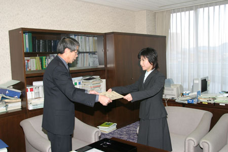 高橋副学長から賞状を受ける永田さん